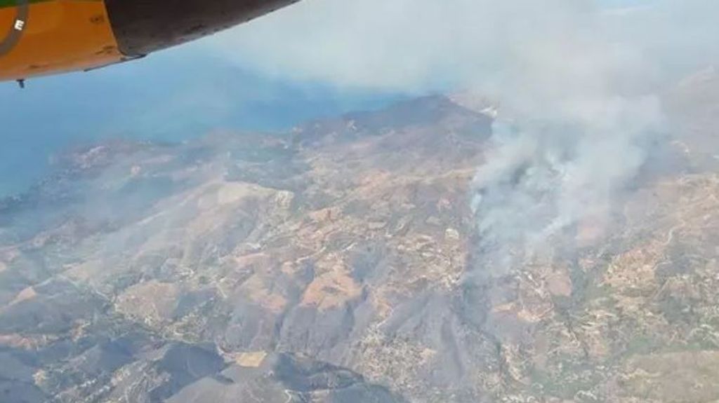 El incendio de Almuñécar en Granada amenaza con extenderse a Málaga