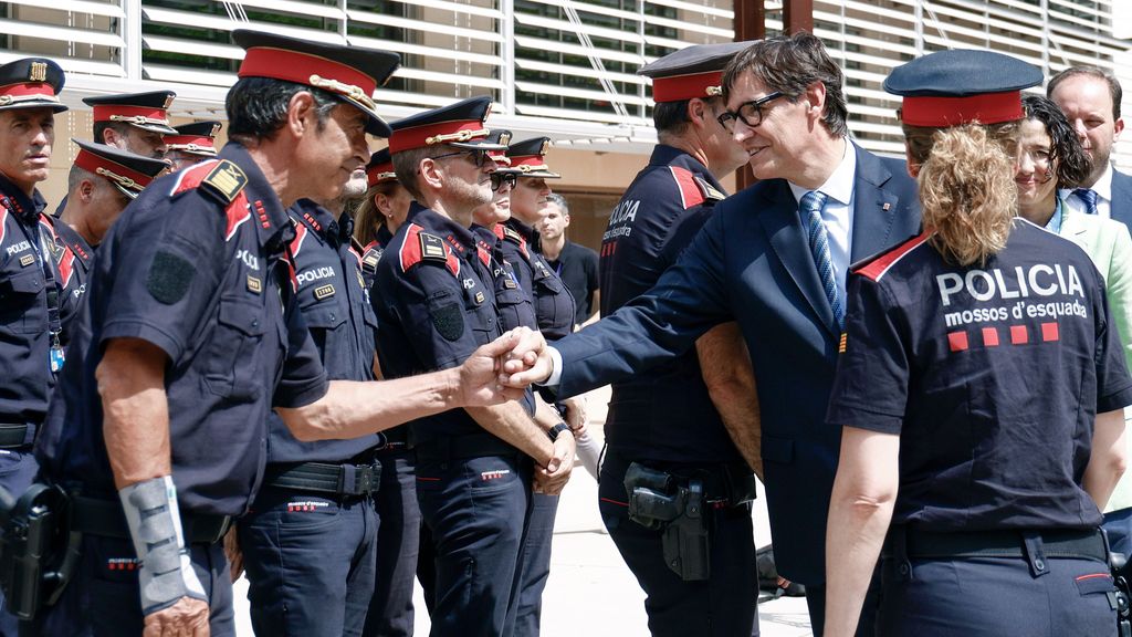 Salvador Illa saluda al Mayor de los Mossos d'Esquadra, Josep Lluis Trapero