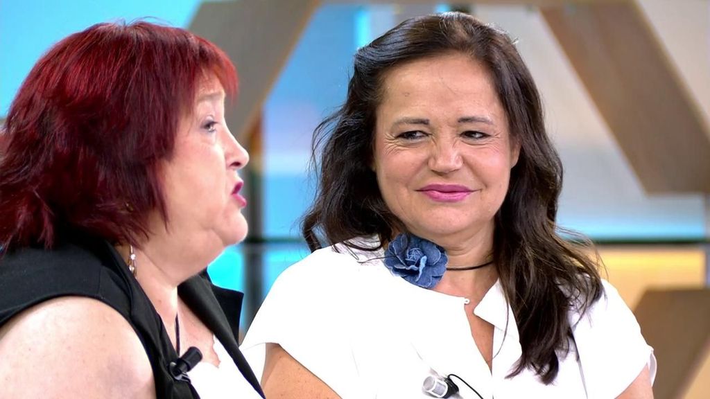 Susana escucha los consejos de su amiga