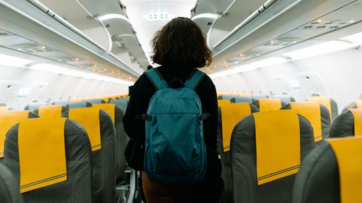 Una chica viajando con mochila sin facturar