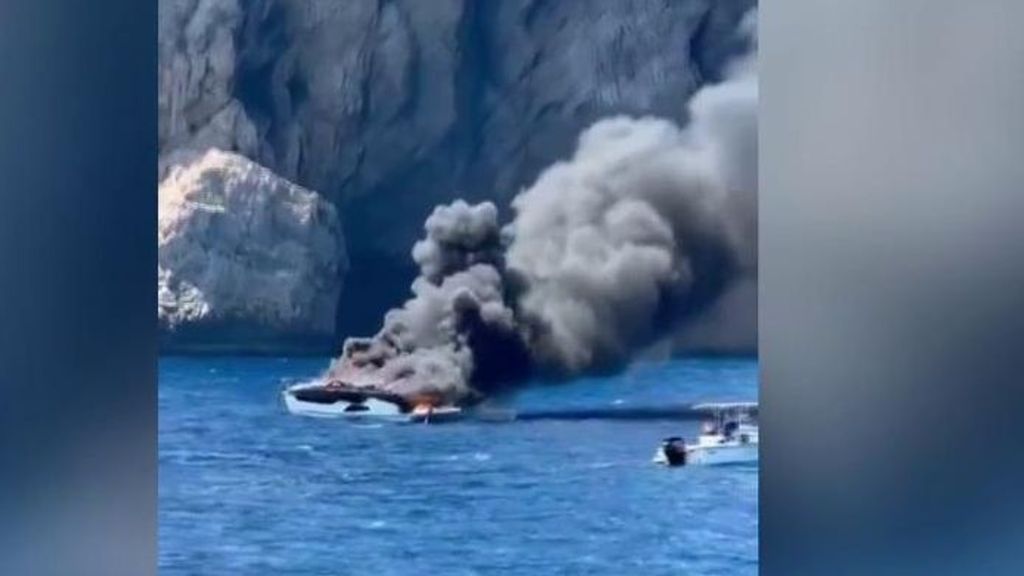 Una embarcación queda totalmente destruida al salir ardiendo en la Cala Figuera, Mallorca