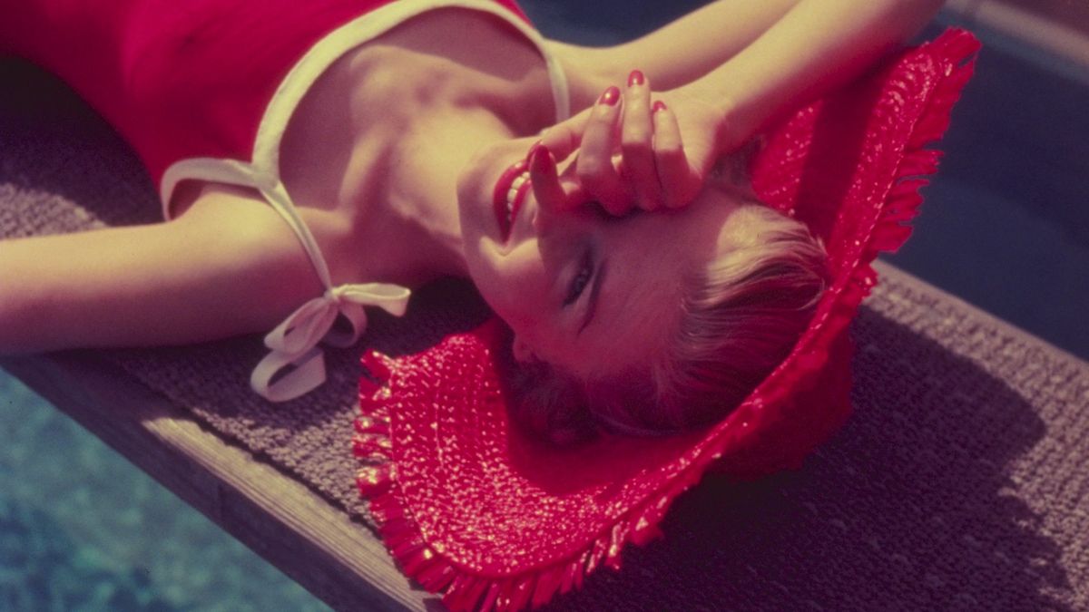 Una mujer tomando el sol en una piscina