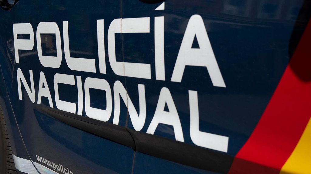 Vehículo de la Policía Nacional que fue empleado para detener al padre que pegó a su hijo discapacitado