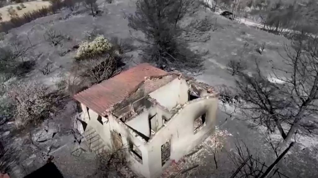 El incendio en Atenas ya está bajo control tras días de fuego, una víctima y miles de evacuados