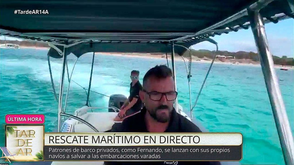 Vivimos el rescate en directo de un barco en Formentera: la tormenta le ha hecho encallar en la roca