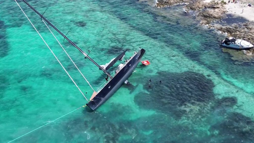 Una veintena de embarcaciones terminan destrozadas contra las rocas en Formentera por el temporal de viento