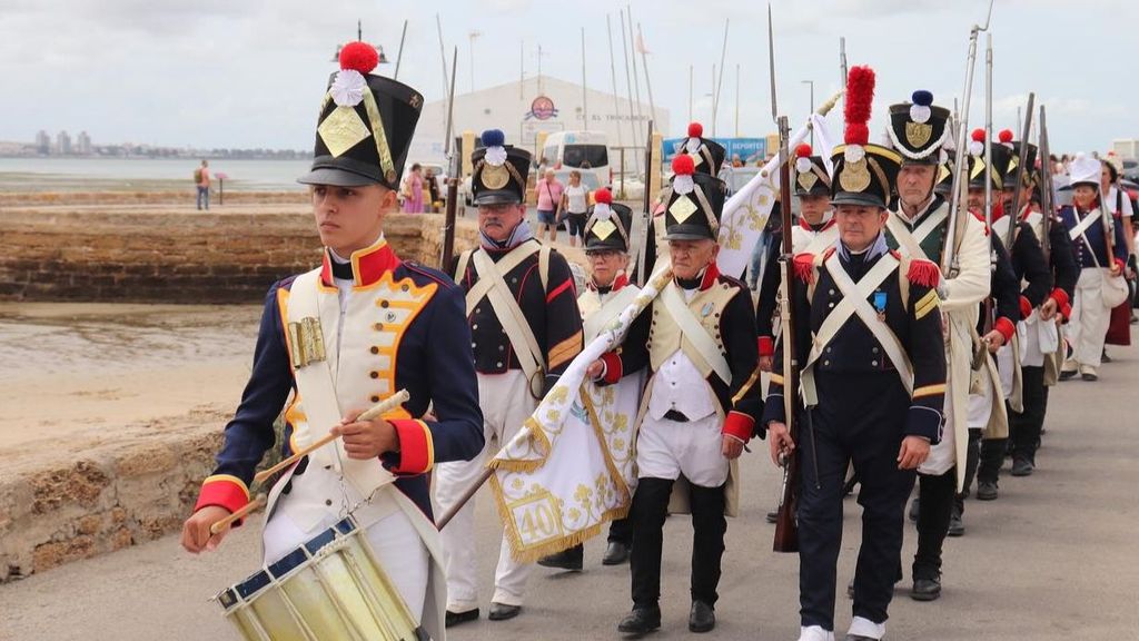 Desfile de soldados en la recreación de la Batalla del Trocadero