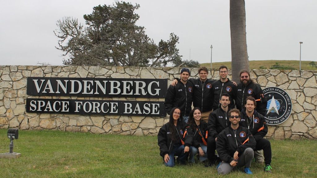 Equipo de AVS en la base californiana de Vandenberg, desde donde será lanzado.