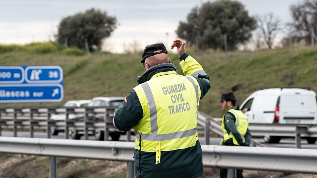 Un agente de la Guardia Civil controla el tráfico