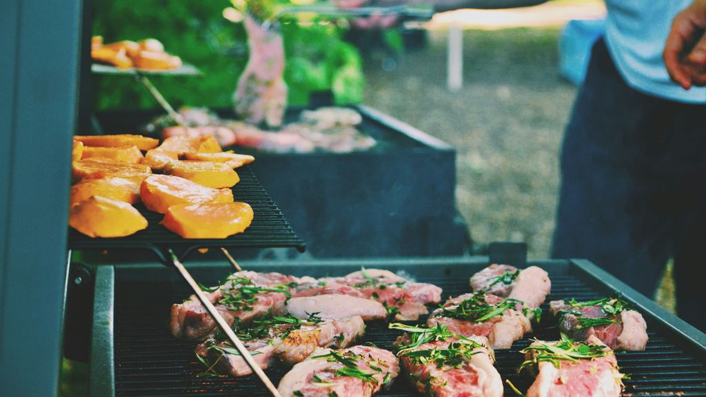 Una persona haciendo una barbacoa