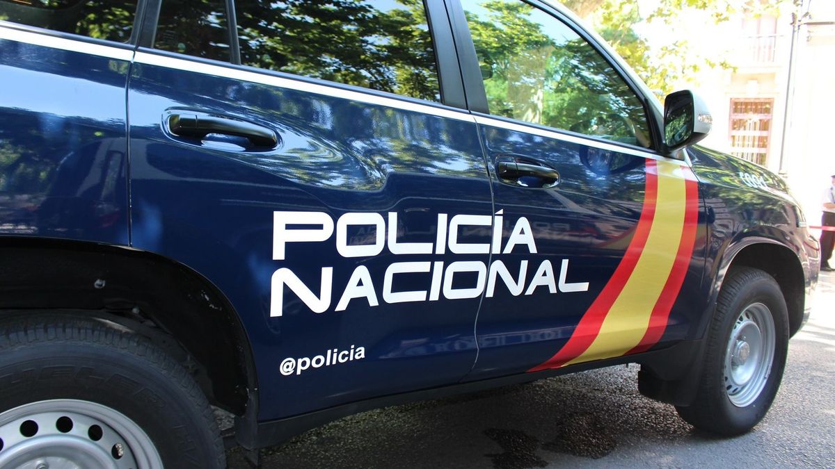 Vehículo de la Policía Nacional empleado para detener al hombre que se saltó seis veces la orden de alejamiento de su exmujer