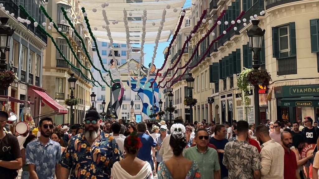 Ambiente el primer día de feria en la calle Marqués de Larios