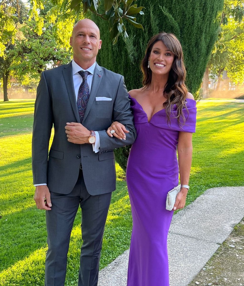 Sonia Ferrer junto a su pareja Sergio Fontecha en la boda de Antonio Rossi