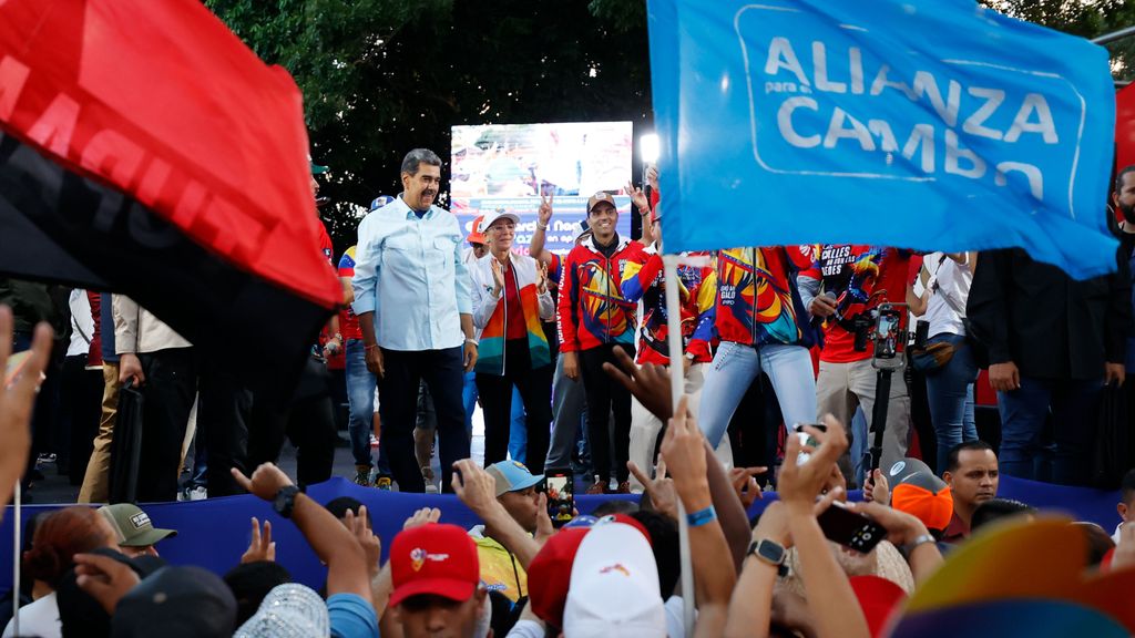 Decenas de miles de venezolanos apoyan en una gran manifestación en Caracas al presidente Nicolás Maduro