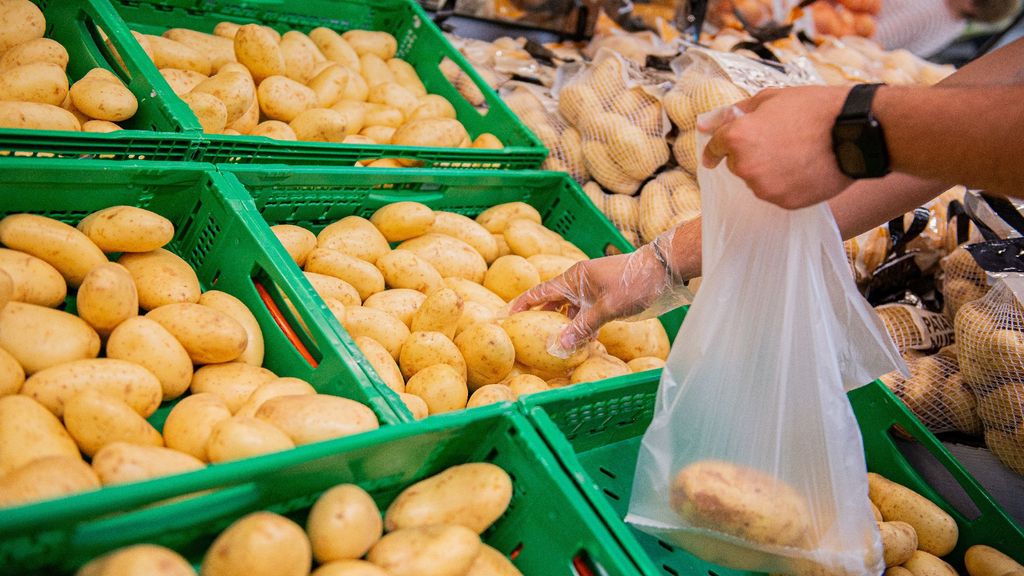 Un cliente compra patatas en un supermercado