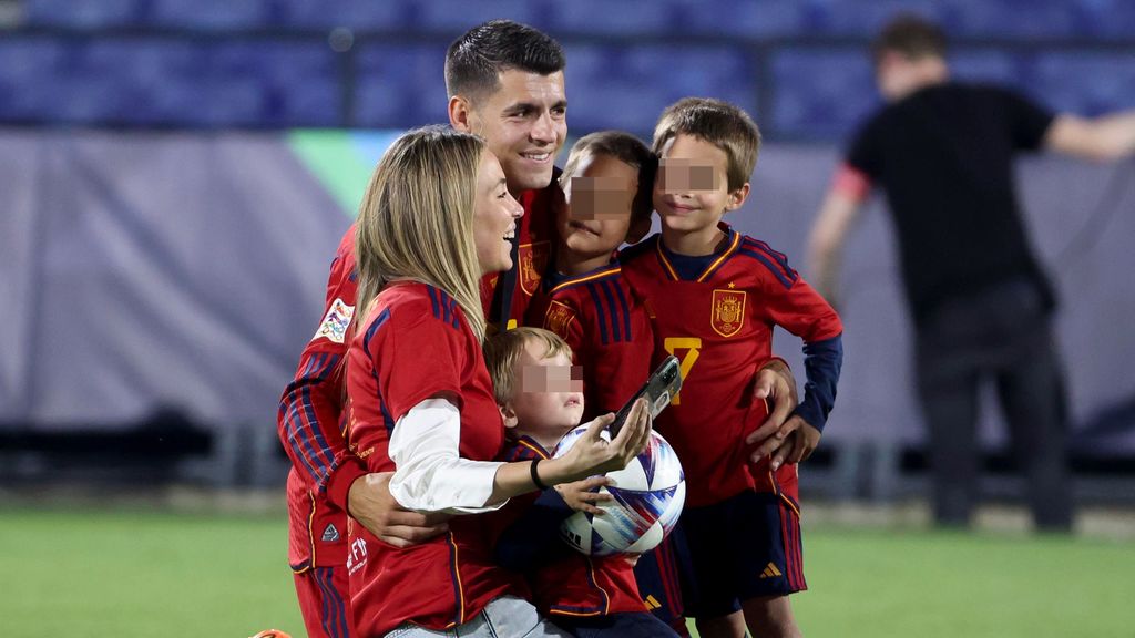 Alice Campello y Álvaro Morata con sus hijos