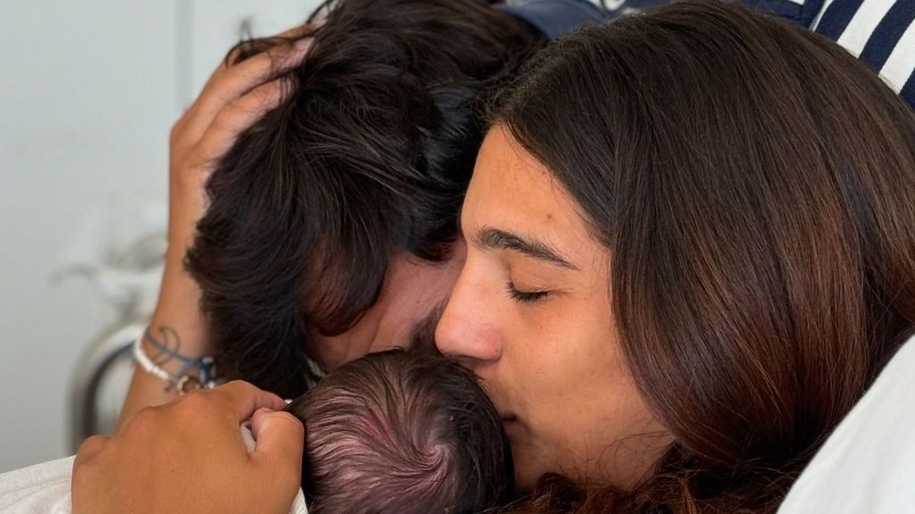 El primer posado de Alma Bollo con su pareja Miguel Lara y su bebé recién nacido: las fotografías