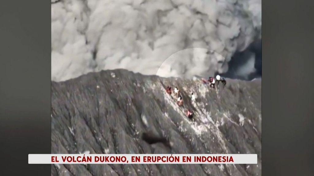 El volcán Dukono entra en erupción en Indonesia