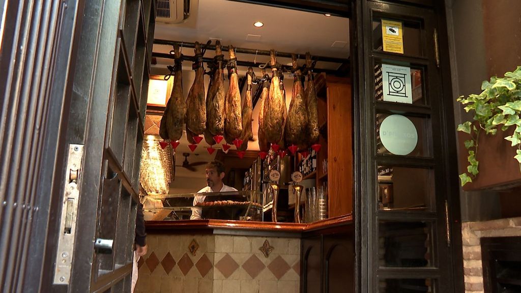 Jamones colgados sobre la barra del bar Gandarias esta mañana, en Donostia