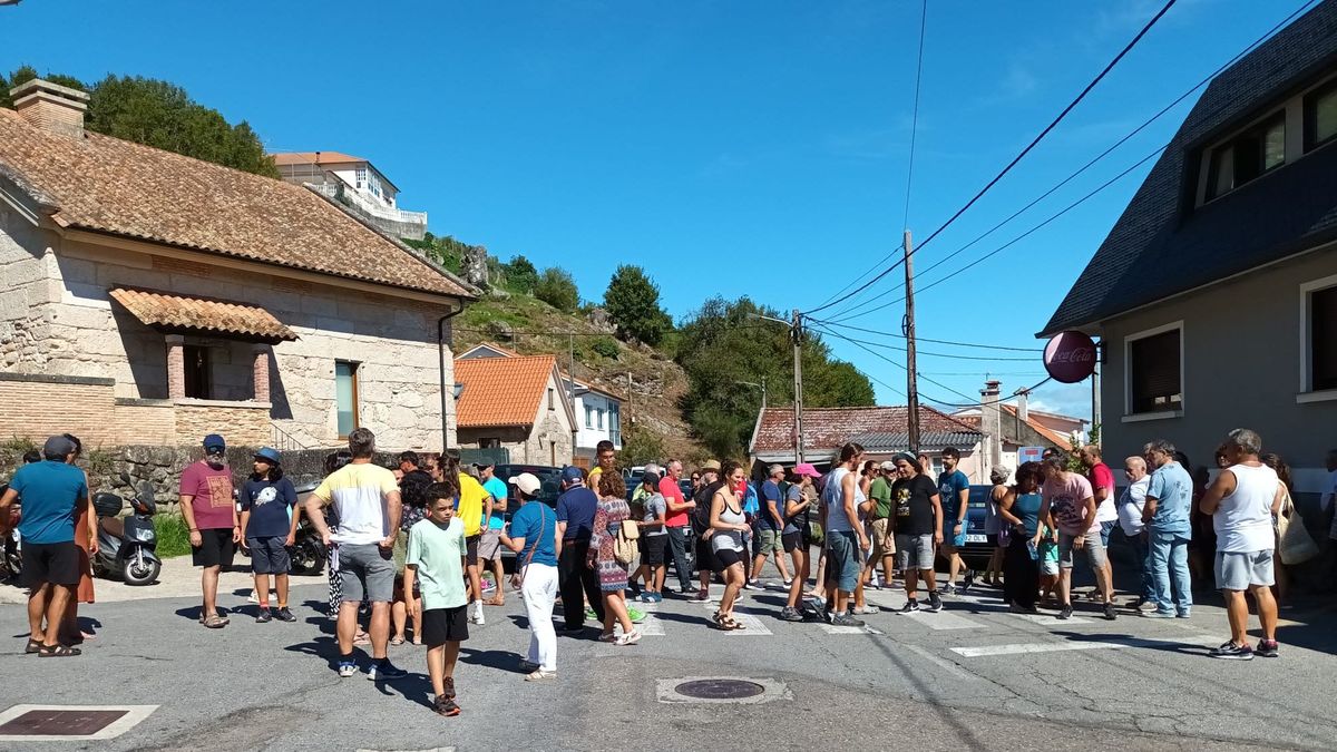 La protesta se escenificó en O Buraquiño, en la entrada a las playas de Pinténs, San Xián, Castiñeiras y Vilanova