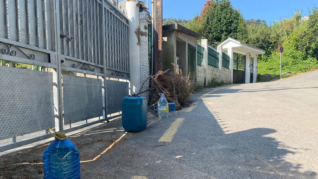 Los vecinos de esta vivienda en Pinténs (Cangas) toman medidas para evitar que los turistas aparquen delante de su portal