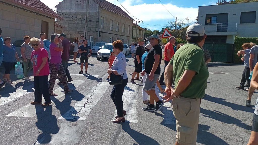 Los vecinos han colapsado el paso de peatones de O Buraquiño durante 37 minutos