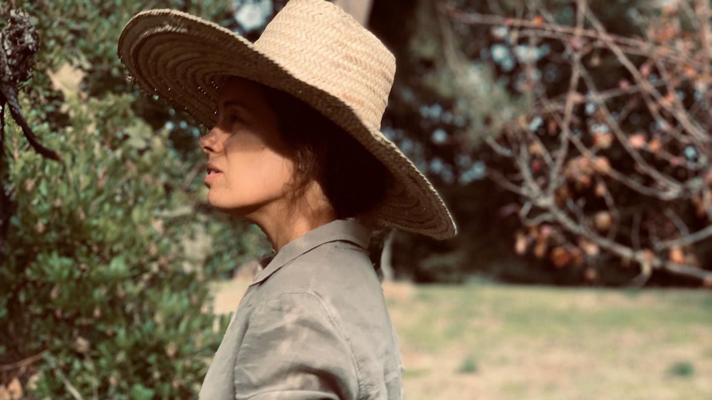 Laura Madrueño presume del recuerdo de los Cayos Cochinos que ha puesto en el jardín con huerto de su casa