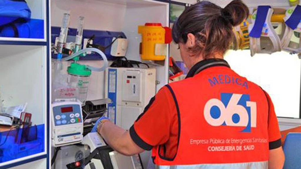 Médica del 061 en el interior de una ambulancia