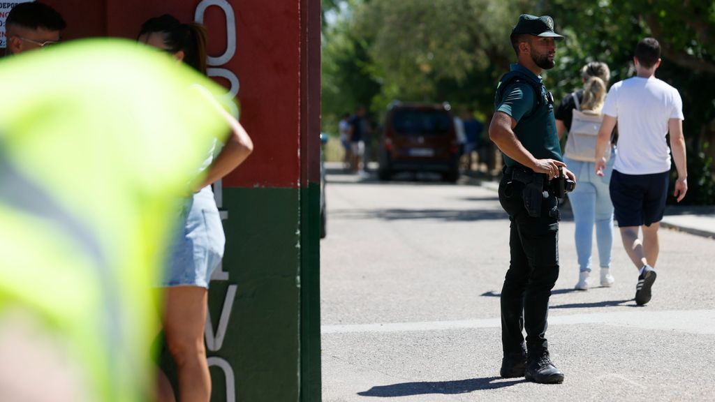 Un agente de la Guardia Civil vigila la entrada al campo de fútbol de Mocejón (Toledo)