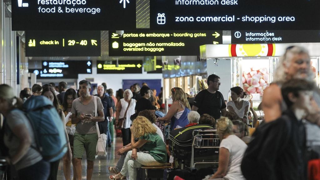 Varias personas esperan en el aeropuerto internacional de Funchal