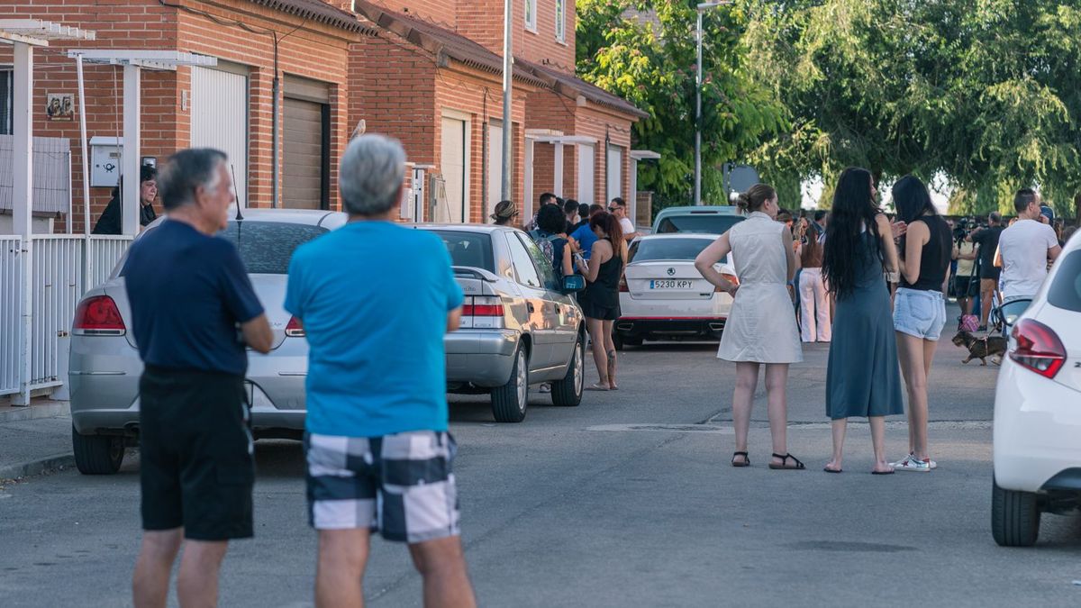 Varios vecinos en el lugar dónde han detenido al presunto asesino de Mateo en Mocejón, Toledo