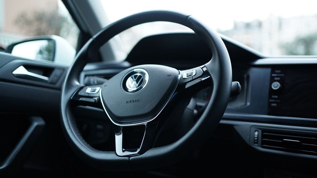 Volante e interior de un coche Volkswagen