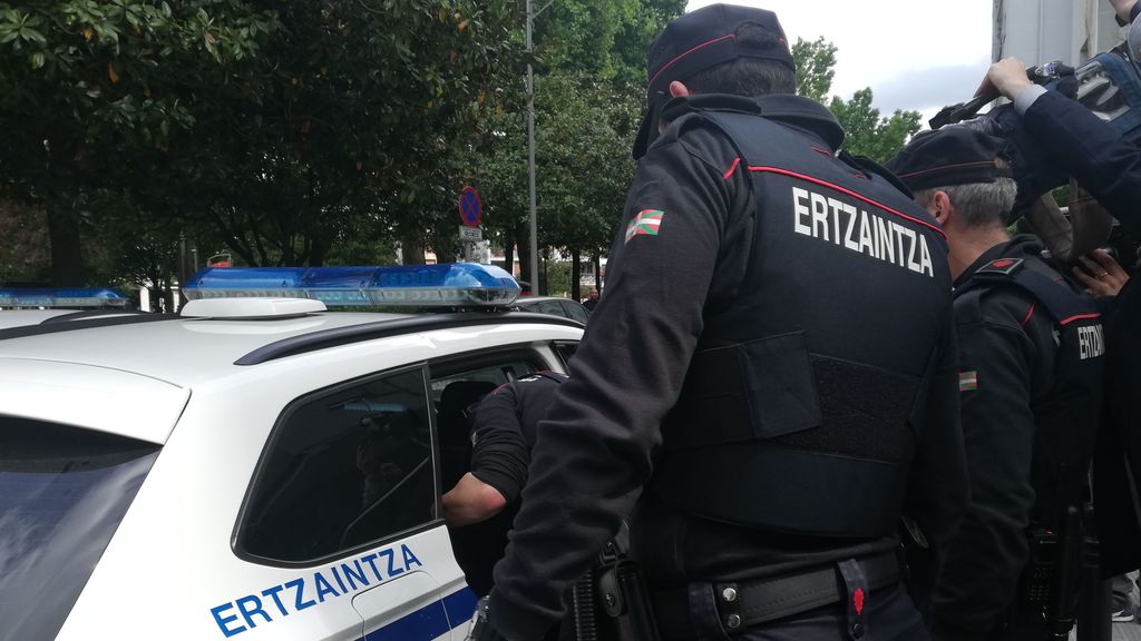 Agentes de la Ertzaintza durante la detención de un sospechoso.