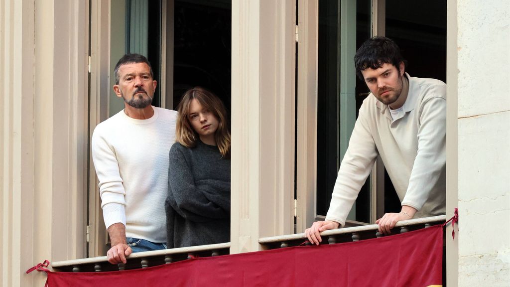 Antonio Banderas, Stella y su novio, en marzo de 2024.