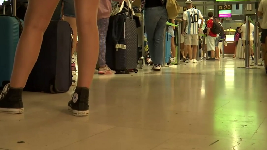 Calima, niebla y cizalladura: las condiciones meteorológicas que han provocado el caos en los aeropuertos de Canarias