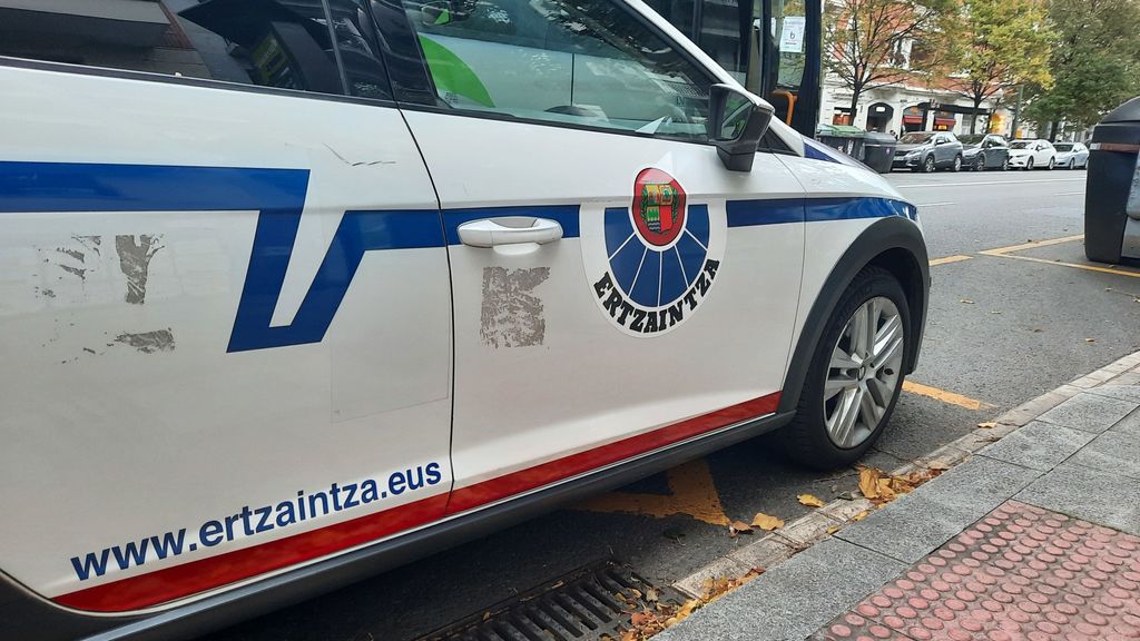 El ertzaina detenido por intentar agredir a su esposa con un cuchillo en Donostia se cambió de sexo en el registro y figura como mujer