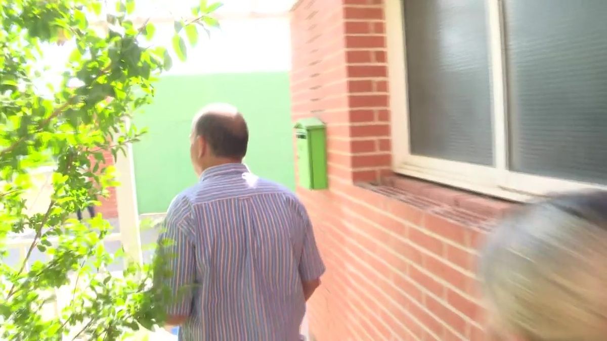 El padre del detenido en Mocejón a la salida de la vivienda en el pueblo toledano