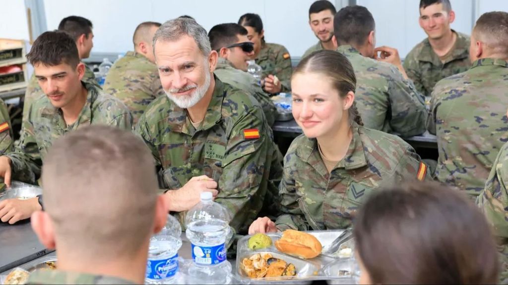 Felipe VI y Leonor, en el comedor durante la formación militar de la princesa.