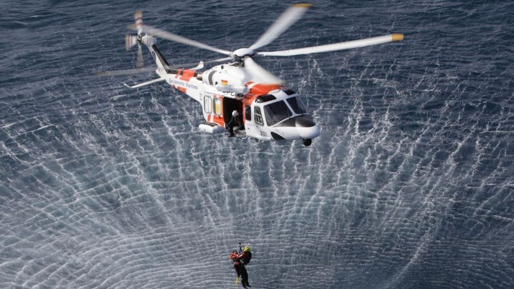 Helicóptero de Salvamento Marítimo en labores de rescate