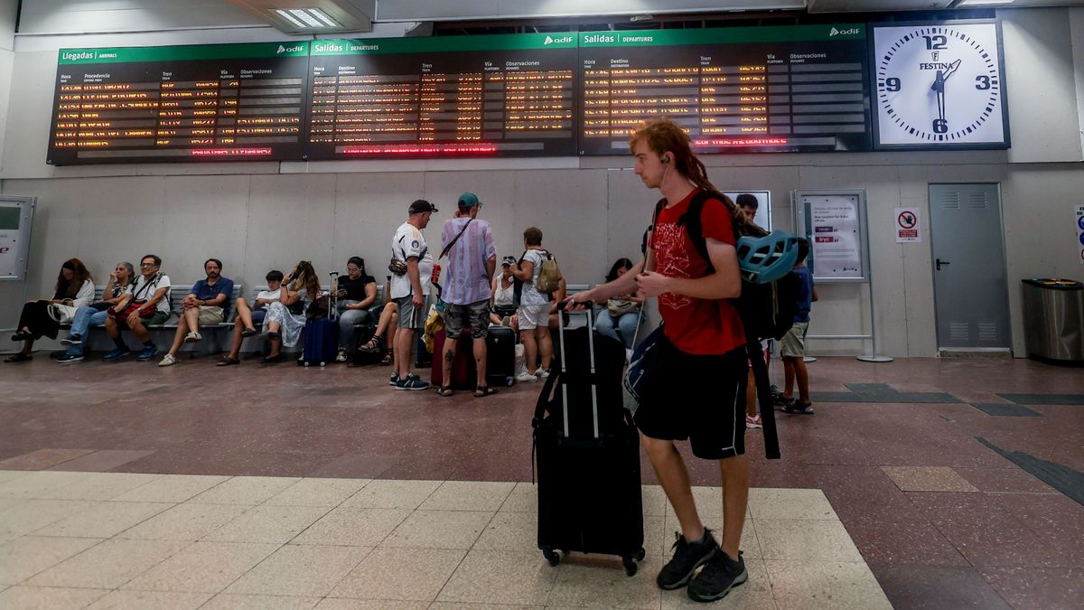 Panel de avisos en la estación de Chamartín Clara Campoamor, Madrid