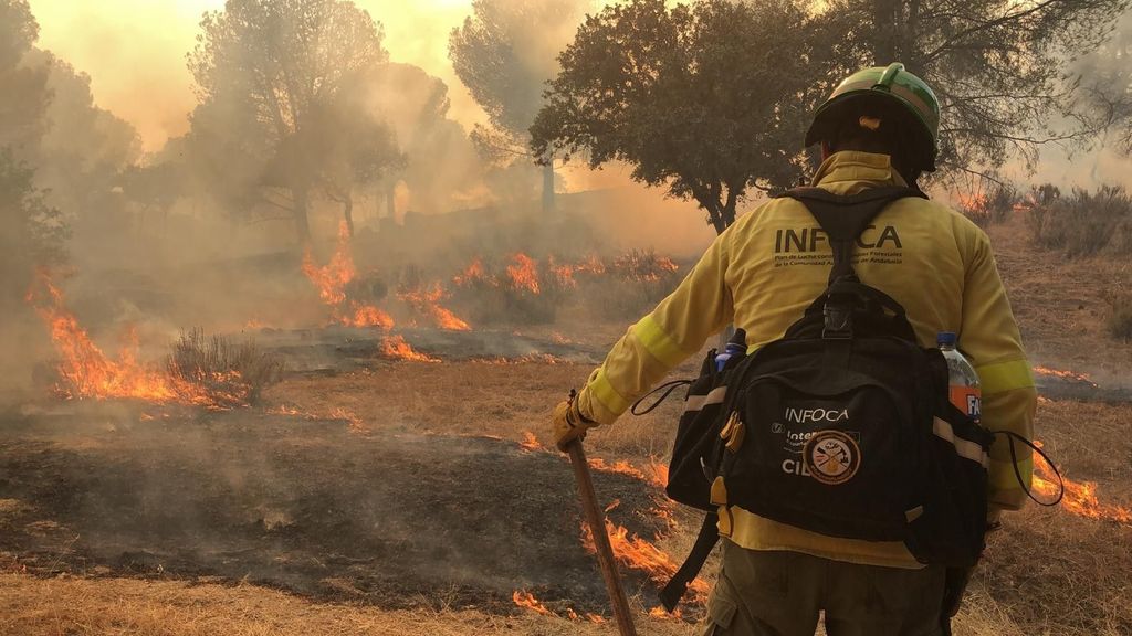 Bombero del Plan Infoca en el incendio declarado en Andújar, Jaén