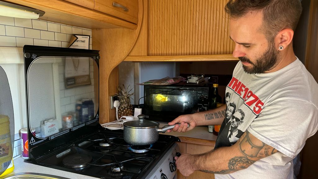 Juan cocinando en la autocaravana