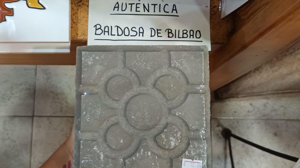 La baldosa convertida en souvenir