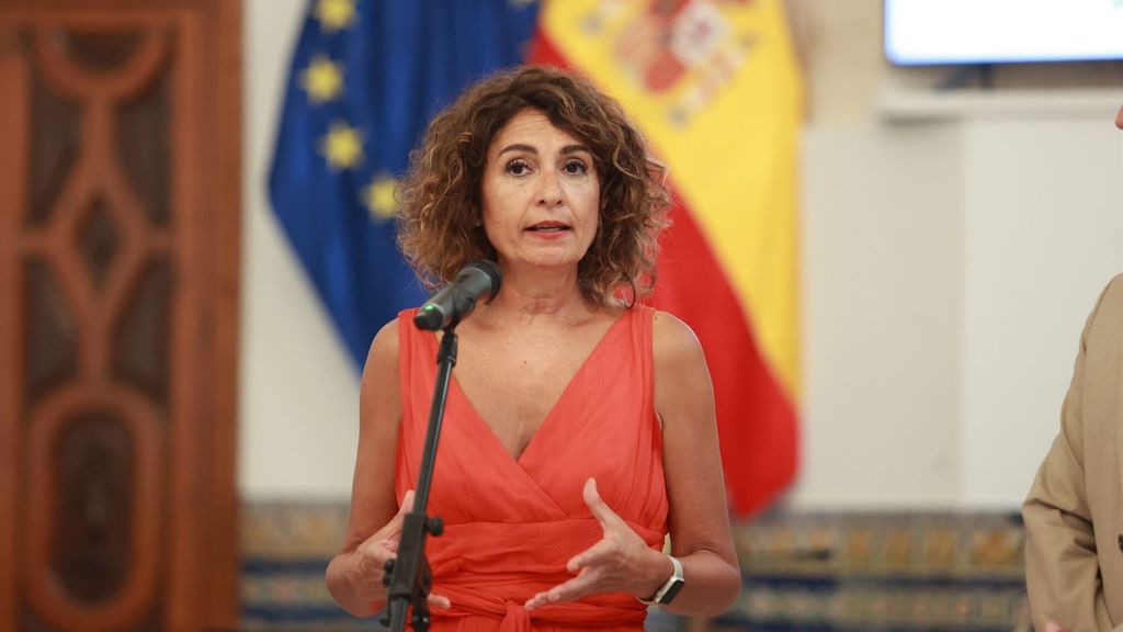 La vicepresidenta primera del Gobierno y ministra de Hacienda, María Jesús Montero, atiende a los medios en Rota (Cádiz)