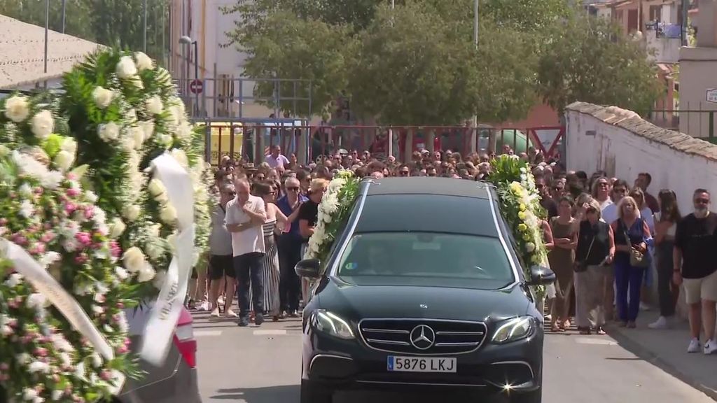 Los vecinos de Mocejón, rotos por el dolor, acompañan a la familia de Mateo en su funeral