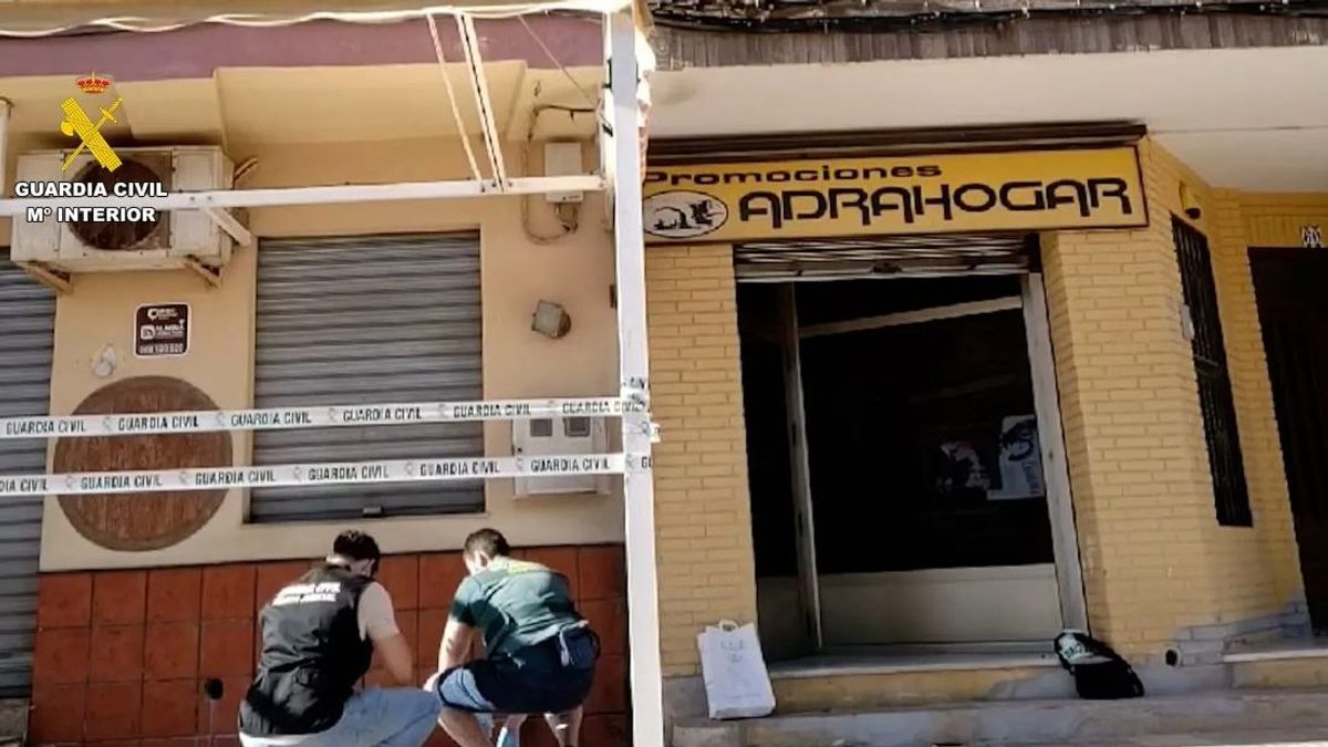 Lugar en el que un sintecho fue quemado intencionadamente por menores en Adra, Almería