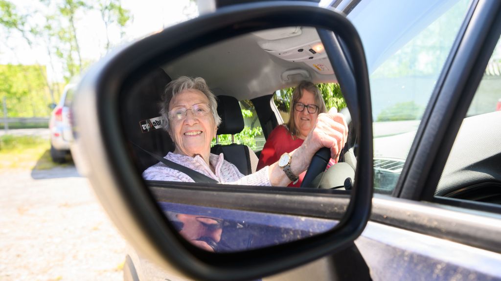 Por qué debes dejar de plegar los retrovisores de tu coche