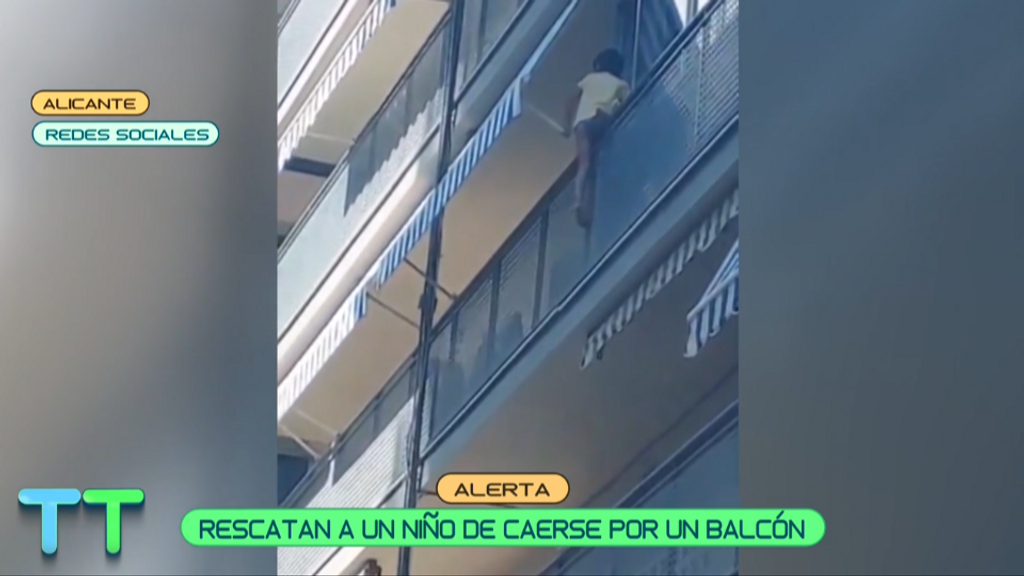 Rescatan a un niño con medio cuerpo fuera de caerse por un balcón en Alicante: "No sería delito de abandono, sus padres estaban ahí"