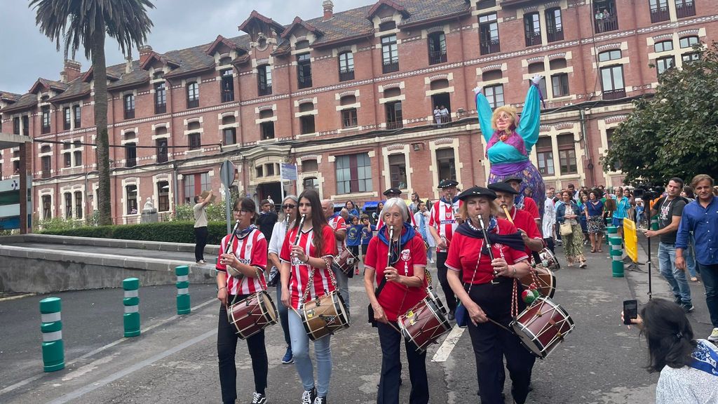 Txistularis acompañan a 'Mari Jaia' y a los artistas del circo en su visita a Basurto