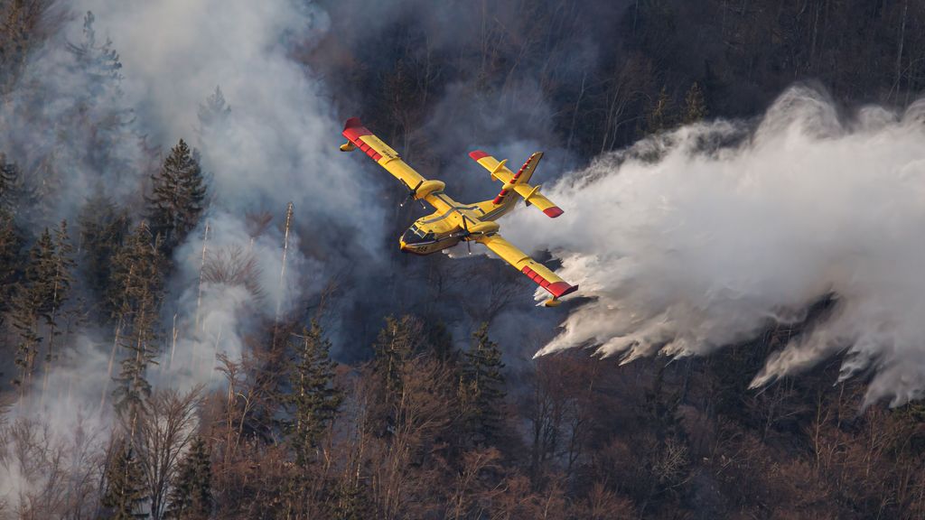 Un hidroavión participa en labores de extinción de un incendio forestal